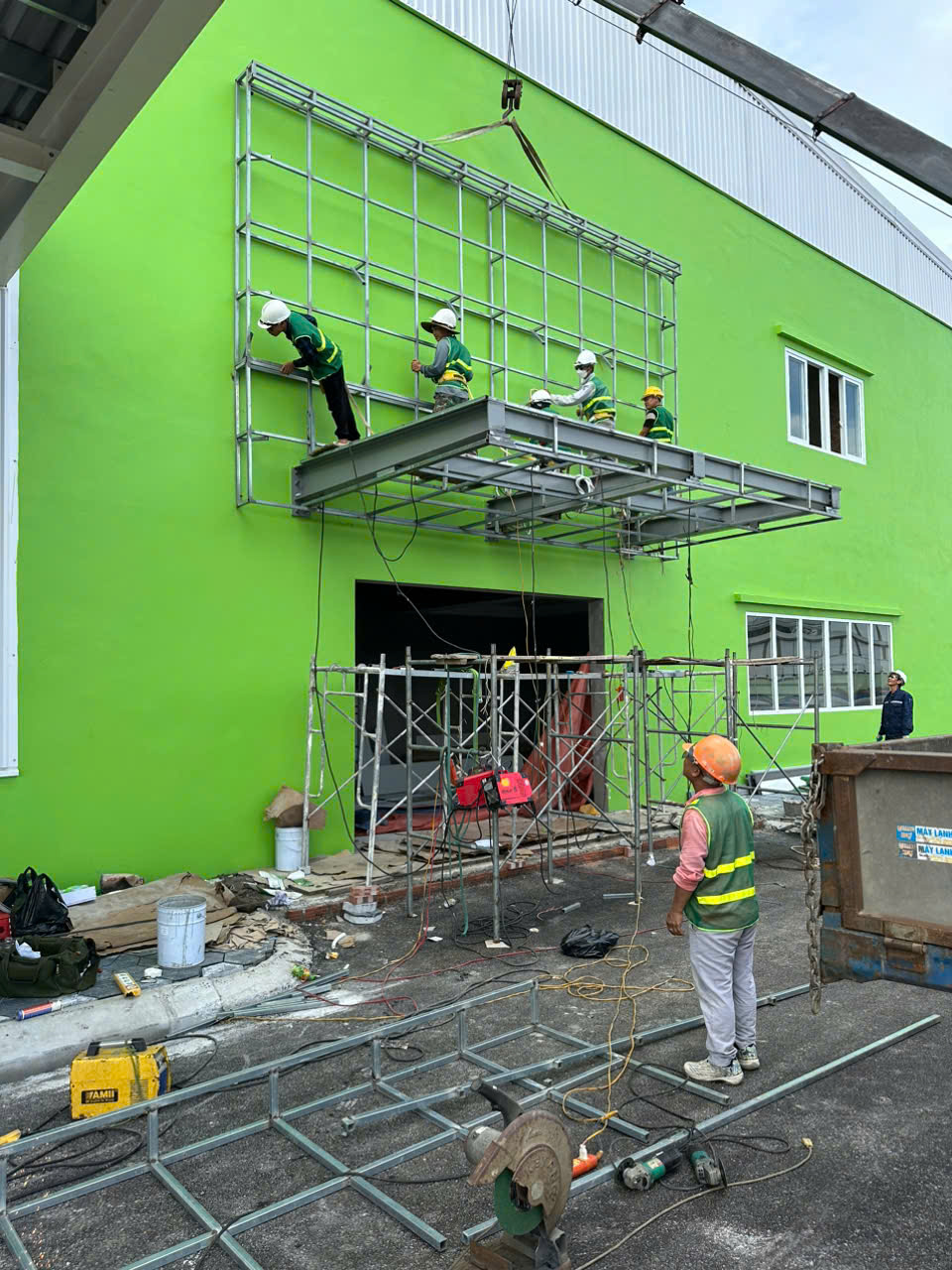 THI CÔNG LÀM MÁI SẢNH Ở KHU CÔNG NGHIỆP TỈNH HẢI DƯƠNG
