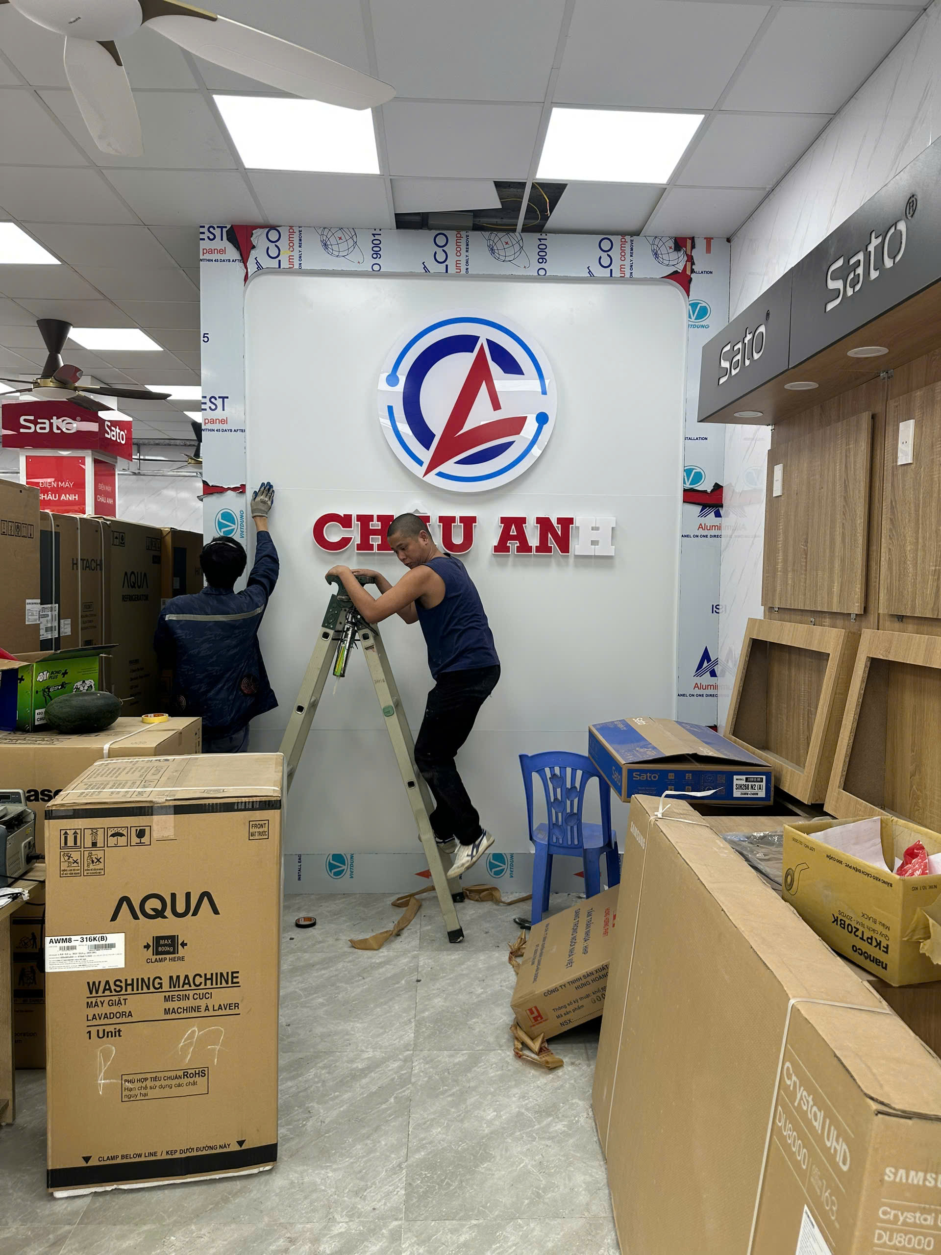 THI CÔNG CHỮ MICA GẮN TRÊN NỀN ALU