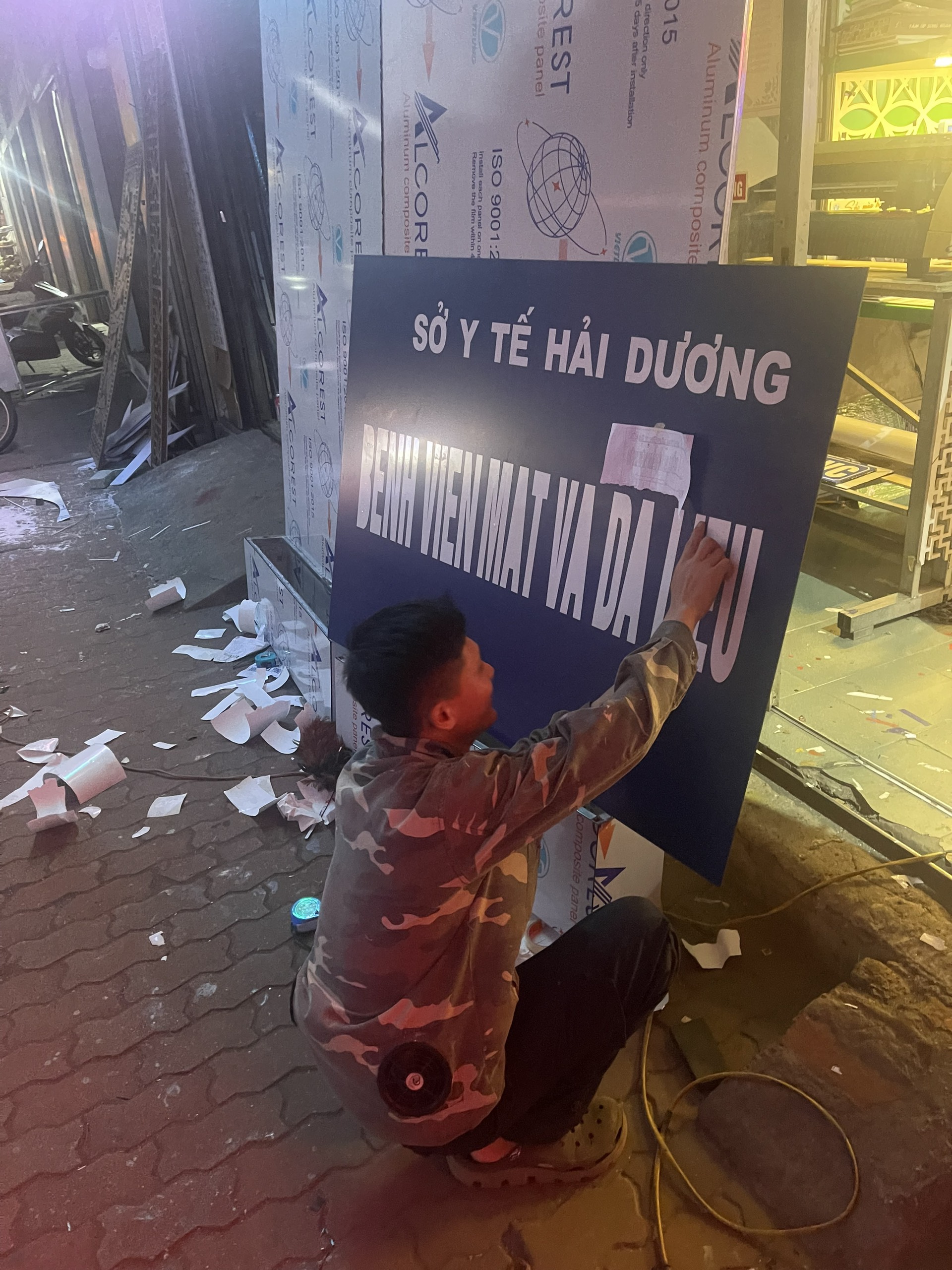 CẮT CHỮ ĐỀ CAN BIỂN PHÒNG KHÁM BỆNH