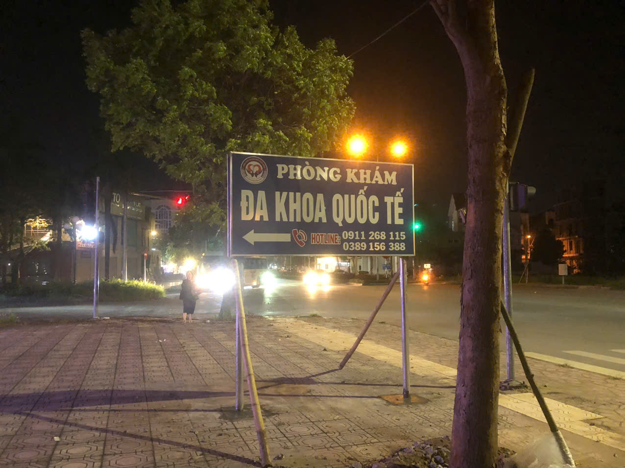 BIỂN QUẢNG CÁO PHÒNG KHÁM CÓ CỘT 2 MẶT