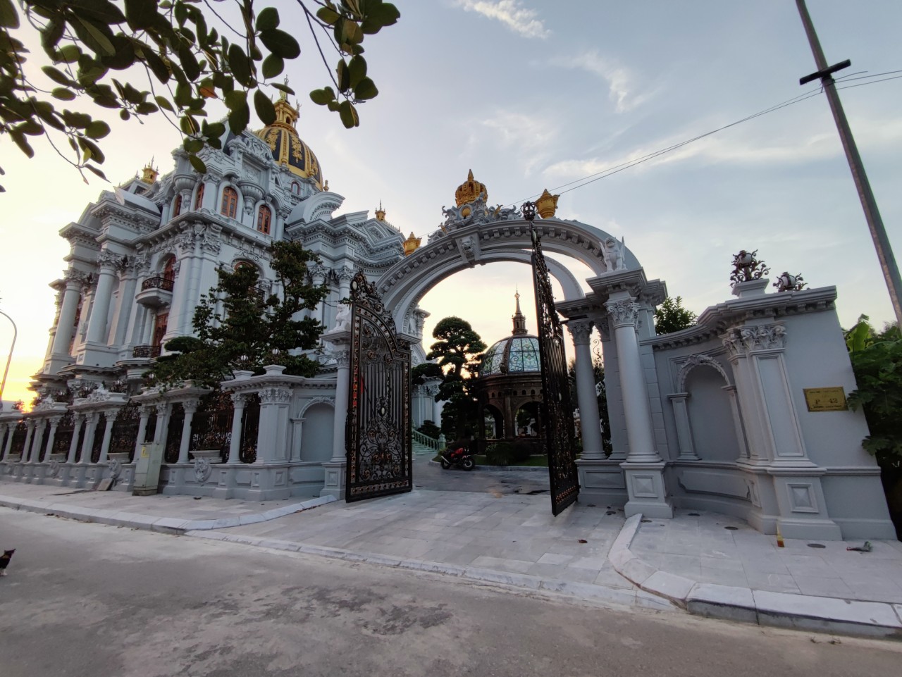 lắp đặt biển số nhà tại khu biệt thự cao cấp hải dương