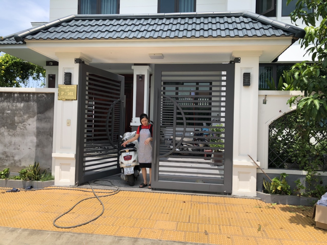BIỂN SỐ NHÀ INOX VÁT CHÂN NỔI