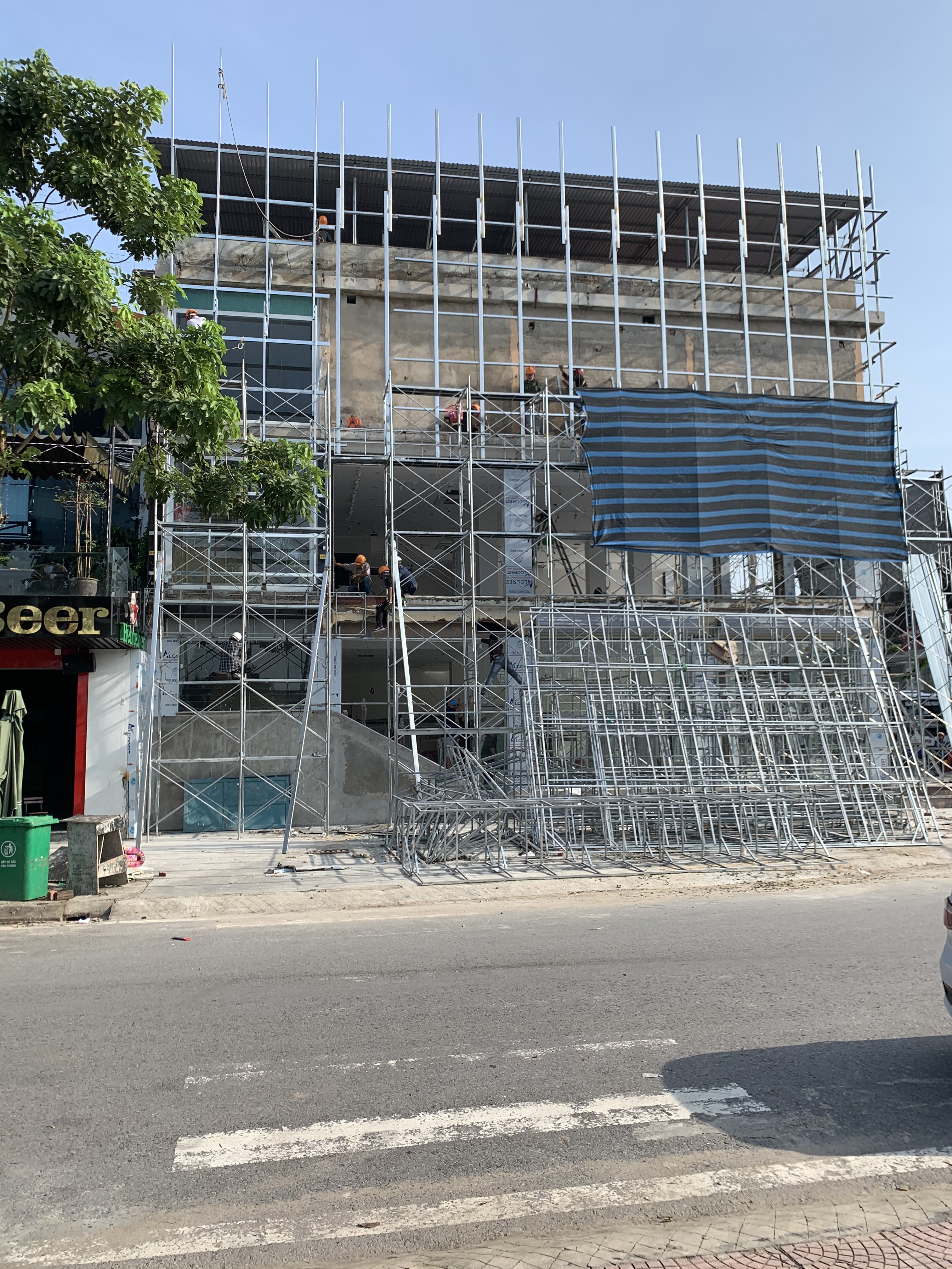 Thi công hàn khung ốp tấm Alu