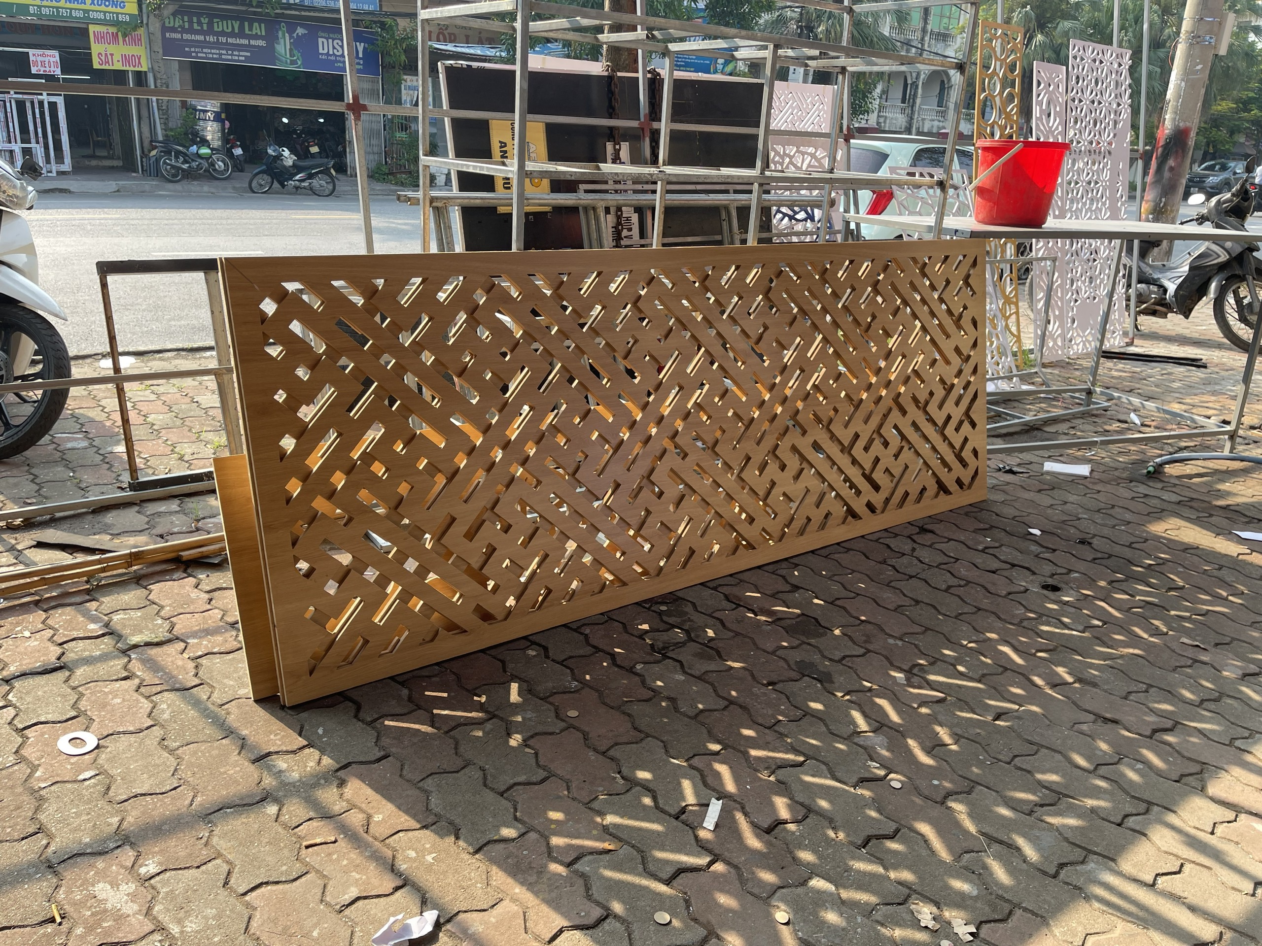 CẮT HOA VĂN TRÊN GỖ CÔNG NGHIỆP BẰNG MÁY CNC 