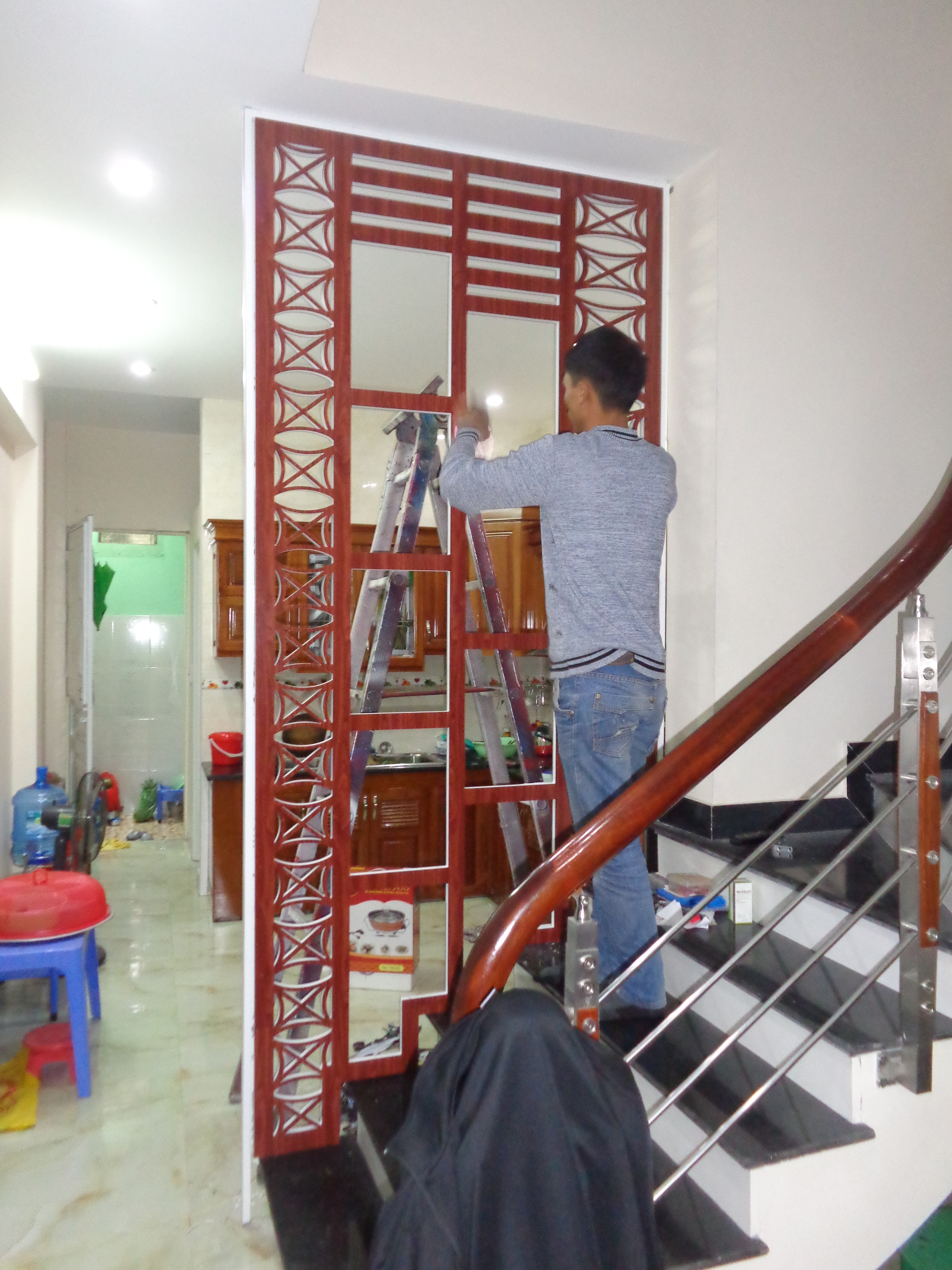 TRANG TRÍ VÁCH NGĂN CẦU THANG BẰNG CNC GỖ 