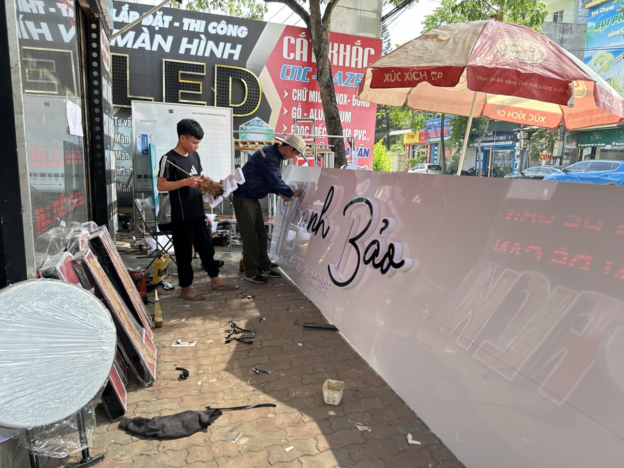BIỂN QUẢNG CÁO CHÂN CHỮ MICA