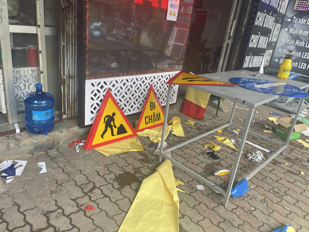 THI CÔNG BIỂN QUẢNG CÁO ĐỀ CAN PHẢN QUANG Ở HẢI DƯƠNG