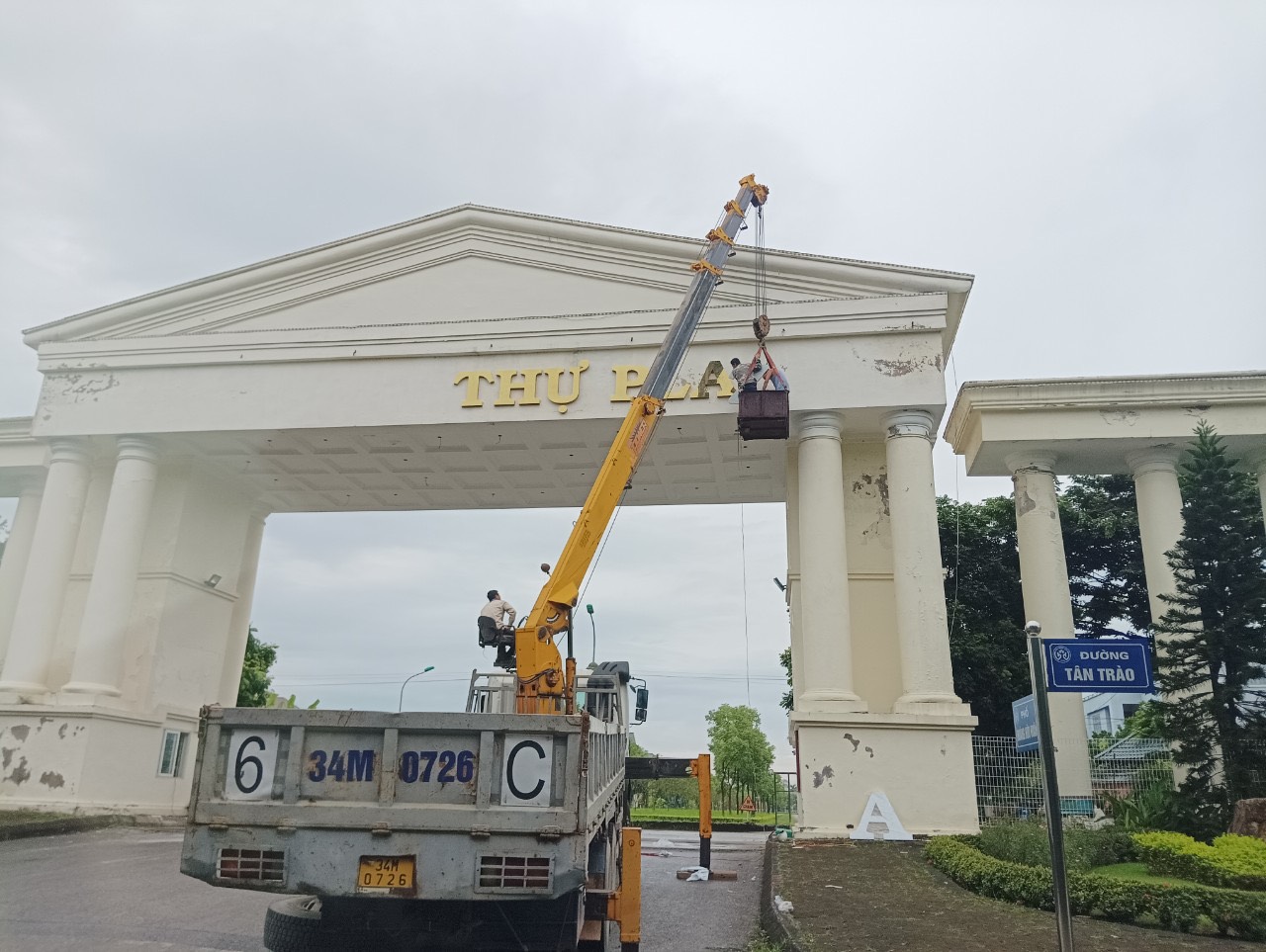 THI CÔNG LẮP CHỮ QUẢNG CÁO BẰNG XE CẨU 