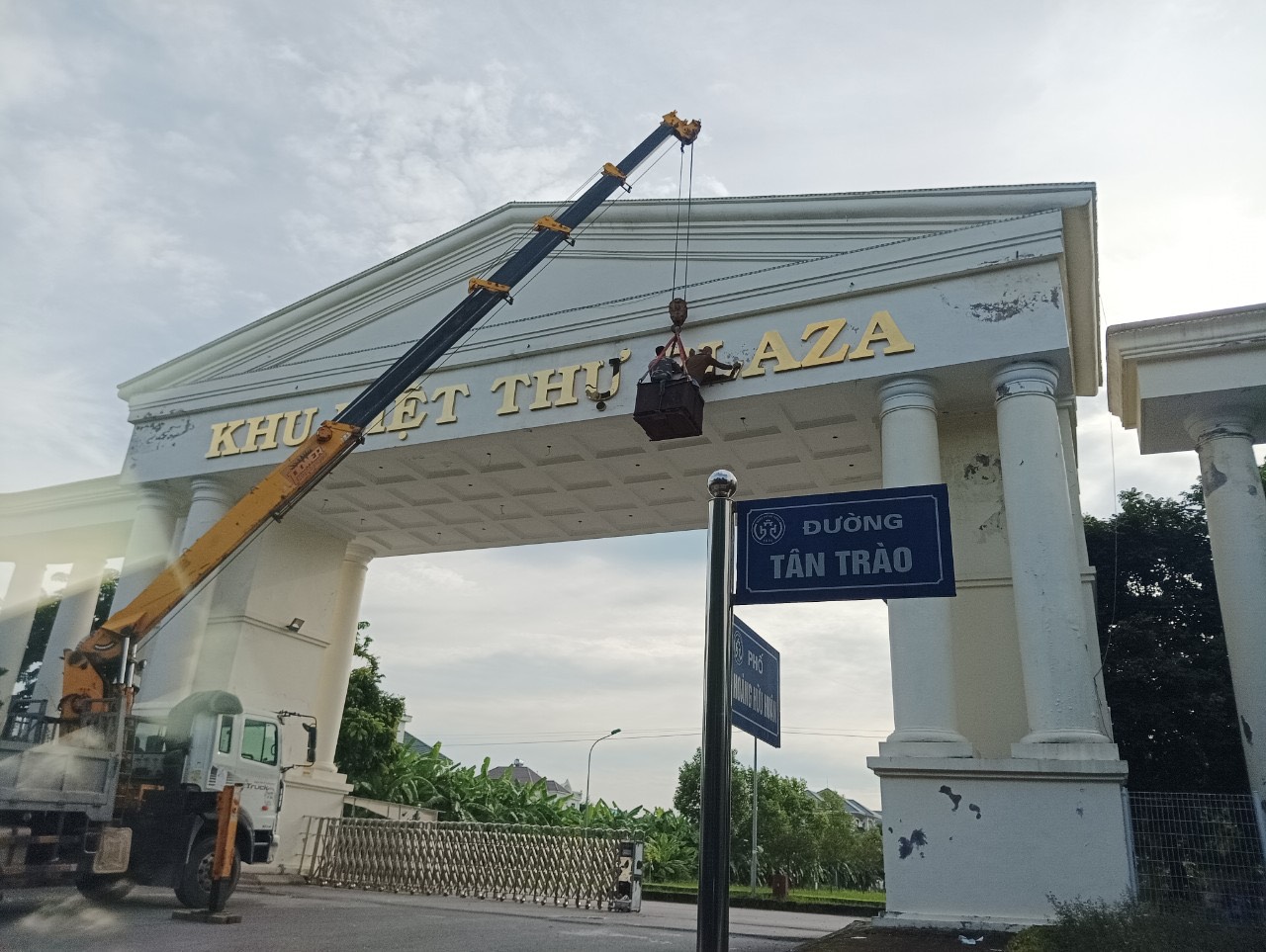 CHỮ DẬP NỔI INOX