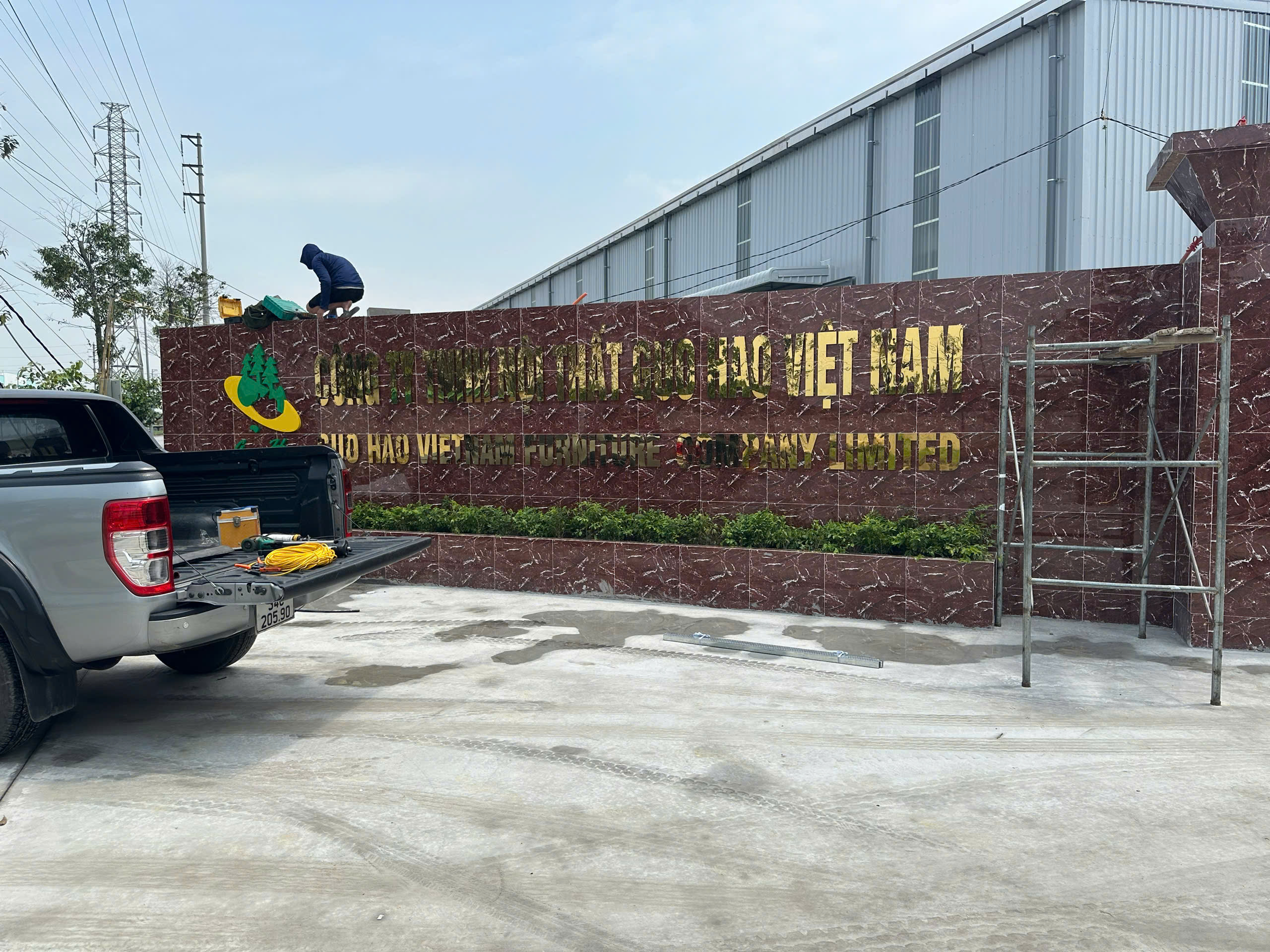 BÀN GIAO HOÀN THIỆN BIỂN QUẢNG CÁO CHO CÔNG TY NƯỚC NGOÀI 
