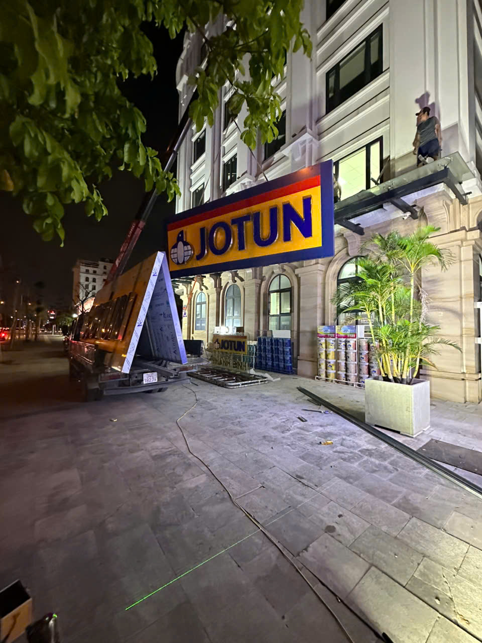 THI CÔNG BIỂN QUẢNG CÁO CHO KỊP TIẾN ĐỘ BÀN GIAO