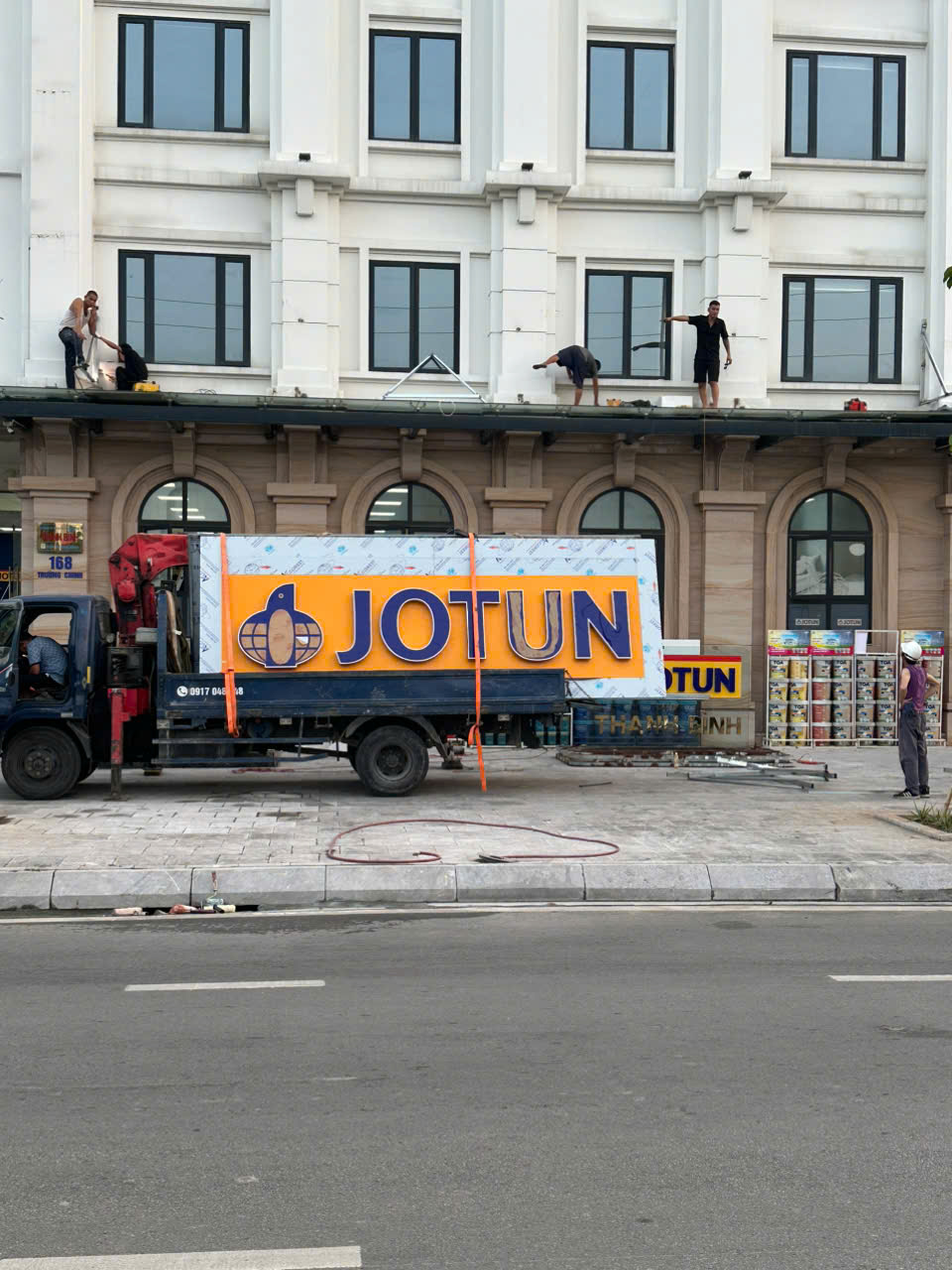 VẬN CHUYỂN LẮP ĐẶT BIỂN QUẢNG CÁO 