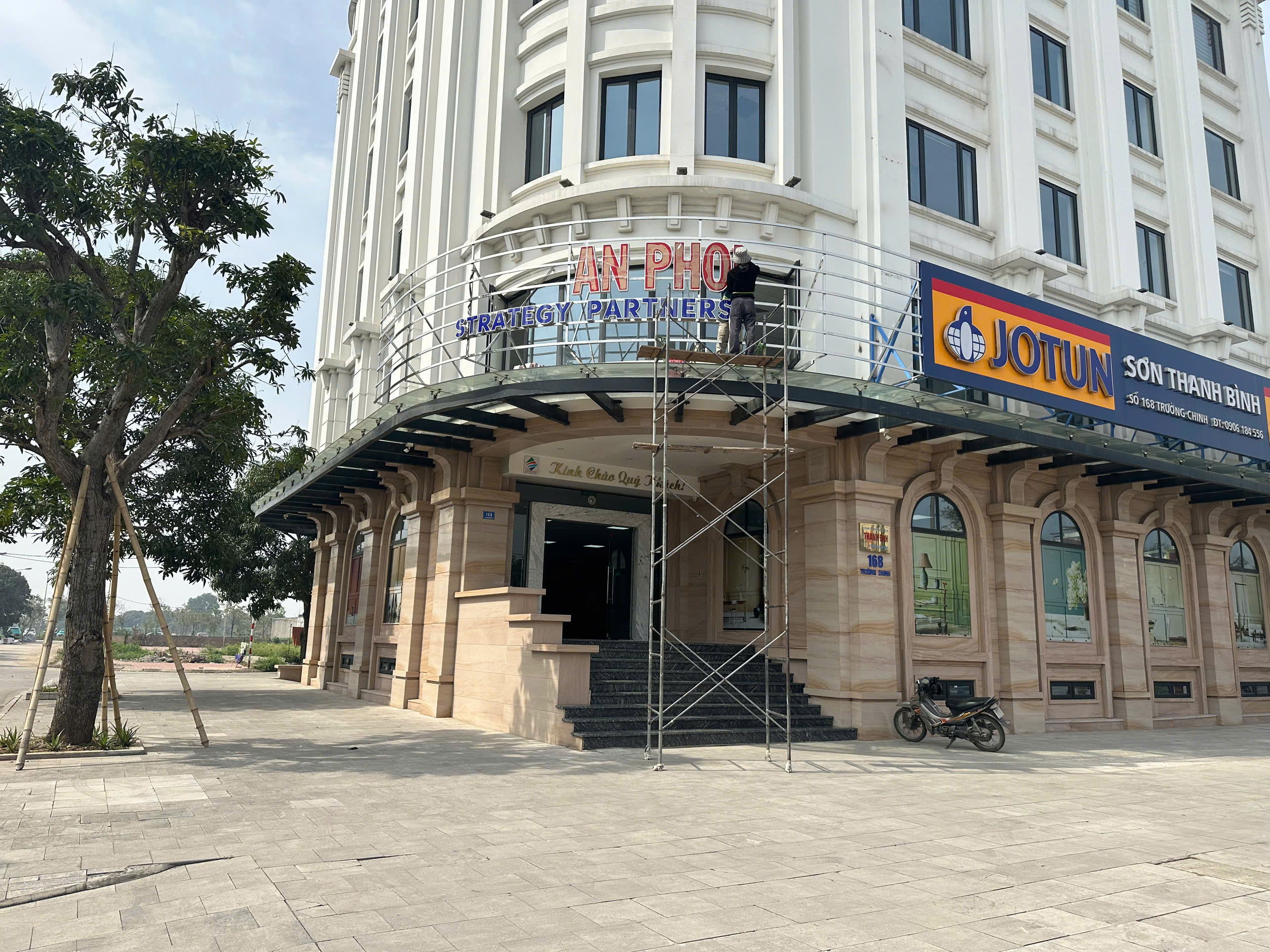 thi công biển inox uốn cong theo sảnh 