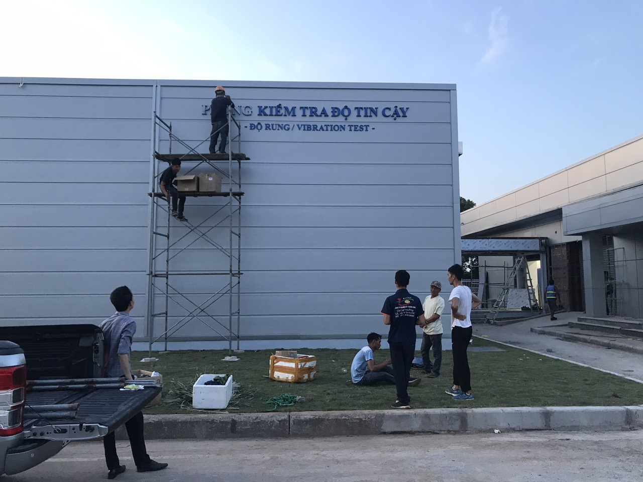 LẮP BIỂN NHỰA PVC TRÊN NHÀ XƯỞNG KCN HD