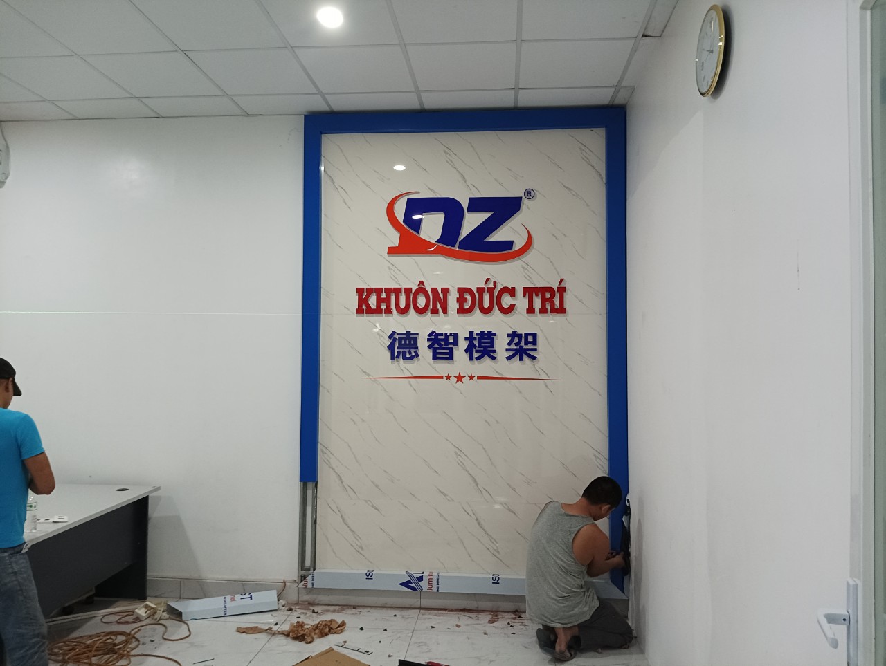 THI CÔNG BIỂN QUẢNG CÁO TREO TƯỜNG 