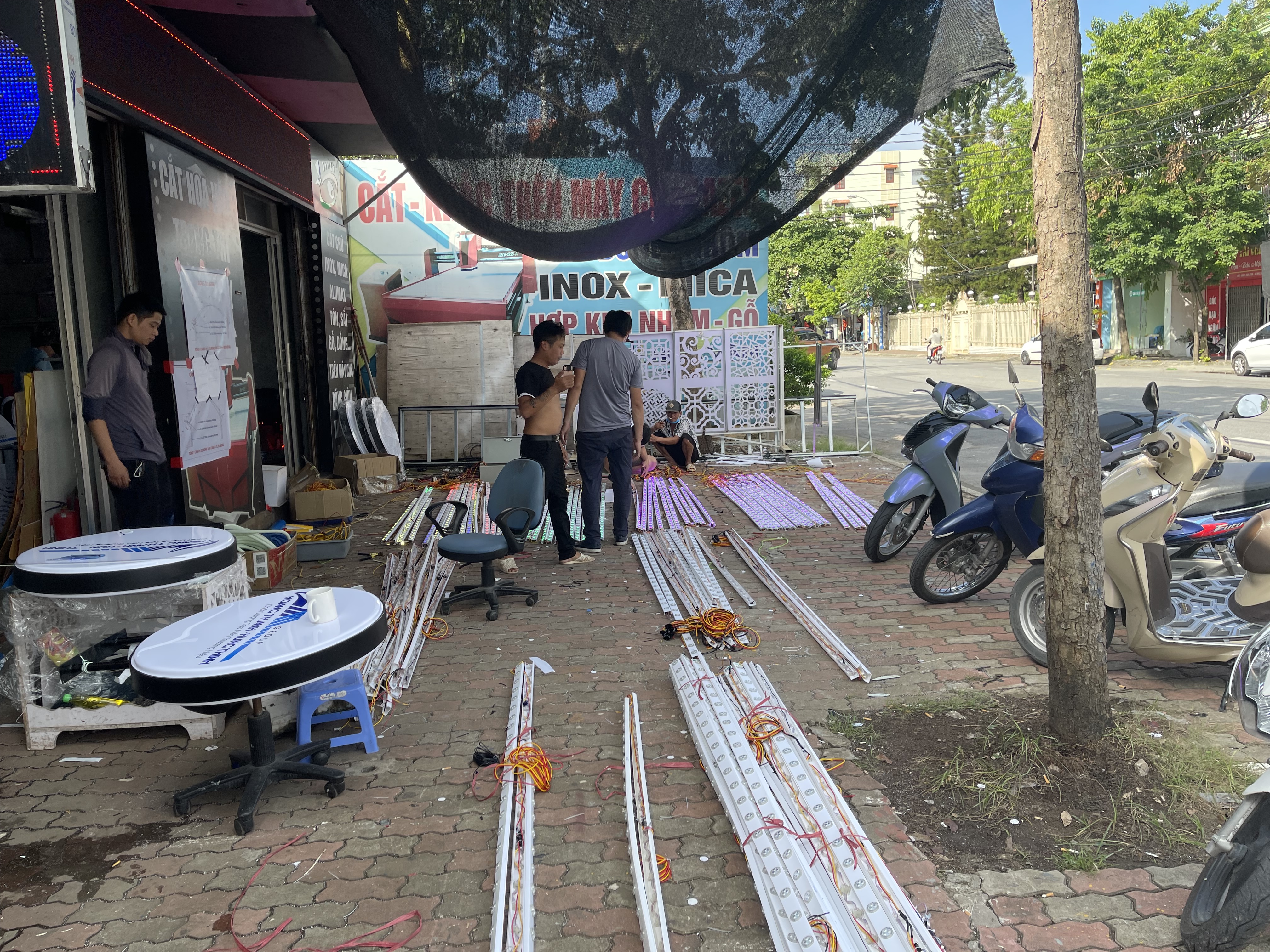 ĐÈN LED TRUNG QUỐC LÀM NGOÀI TRỜI 