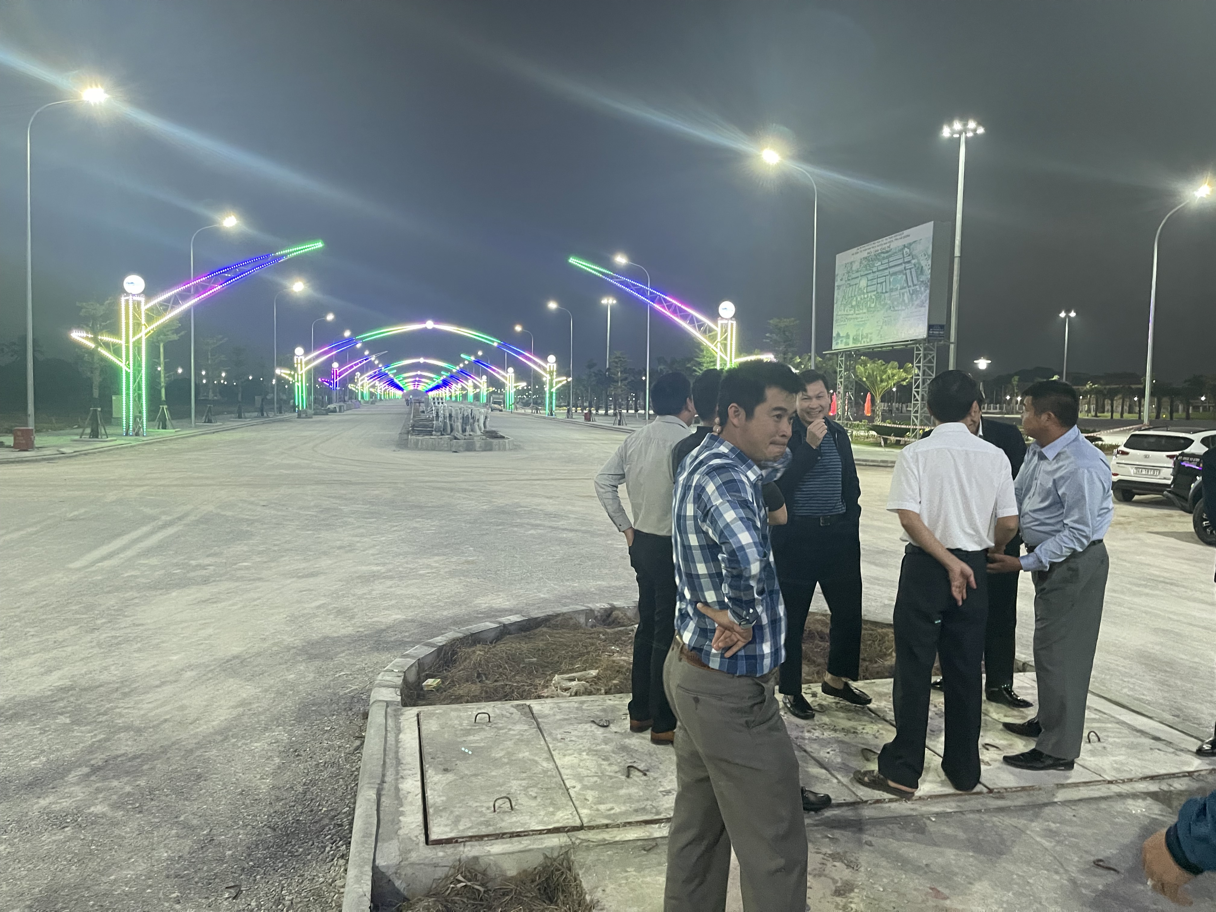 THI CÔNG ĐÈN LED TRANG TRÍ NGOÀI TRỜI Ở HẢI DƯƠNG