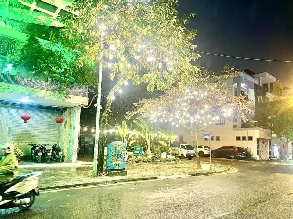 LÀM ĐÈN LED QUẤN CÂY TẠI PHỐ ẨM THỰC TUỆ TĨNH