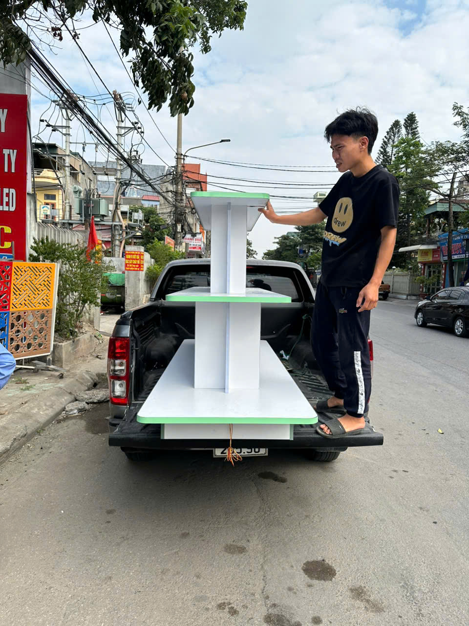 ĐÓNG KỆ TỦ TRƯNG BÀY Ở HẢI DƯƠNG
