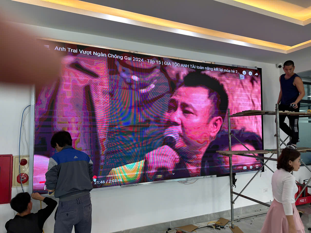 MÀN HÌNH LED ANH TRAI VƯỢT NGÀN TRÔNG GAI
