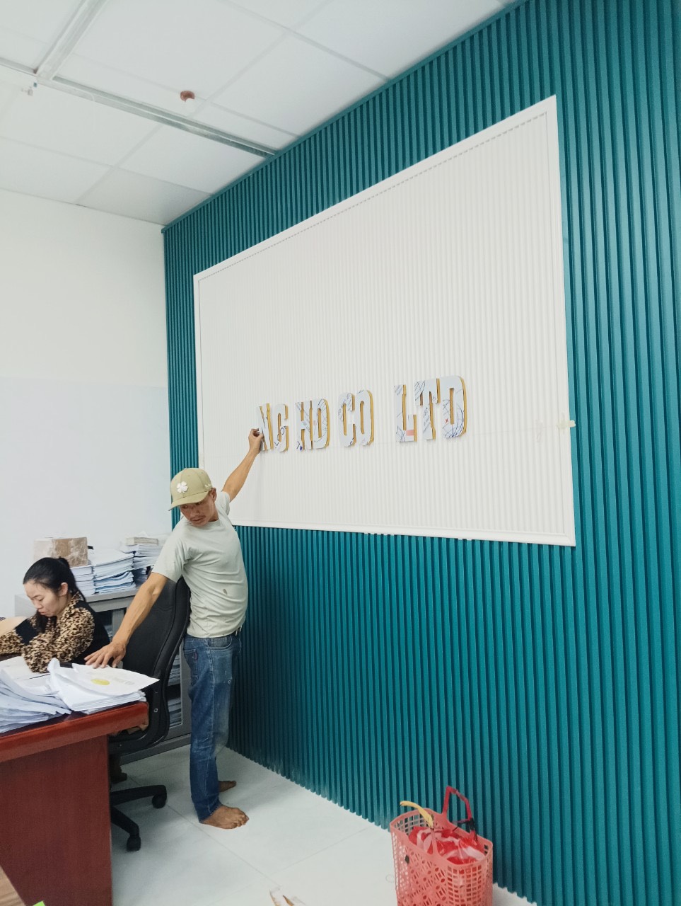 CẮT CHỮ ALU TRÁNG GƯƠNG VÀNG Ở HẢI DƯƠNG