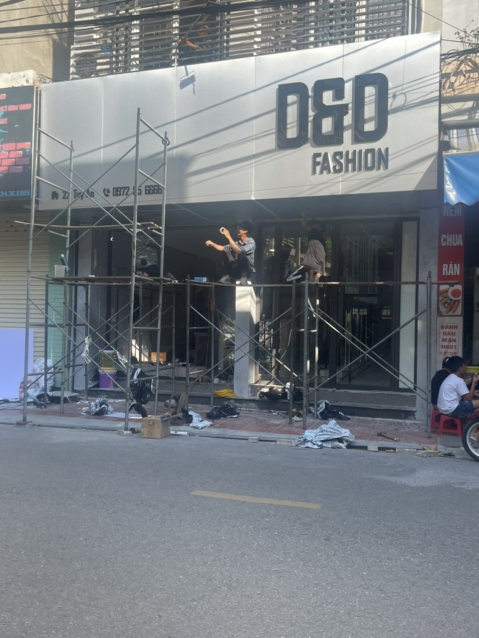 BIỂN QUẢNG CÁO THỜI TRANG QUẦN ÁO D & G