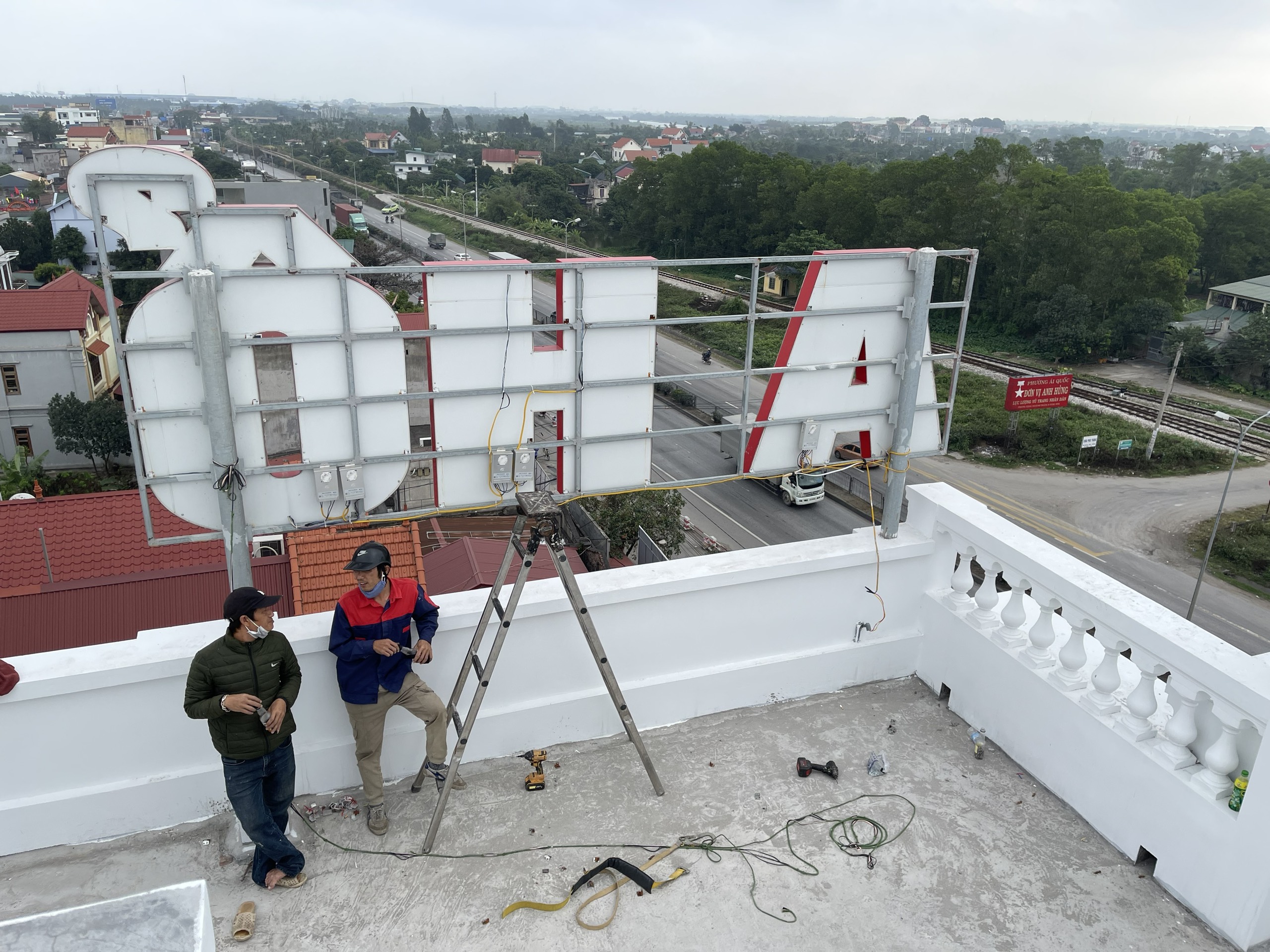CHỮ QUẢNG CÁO TRÊN CAO 