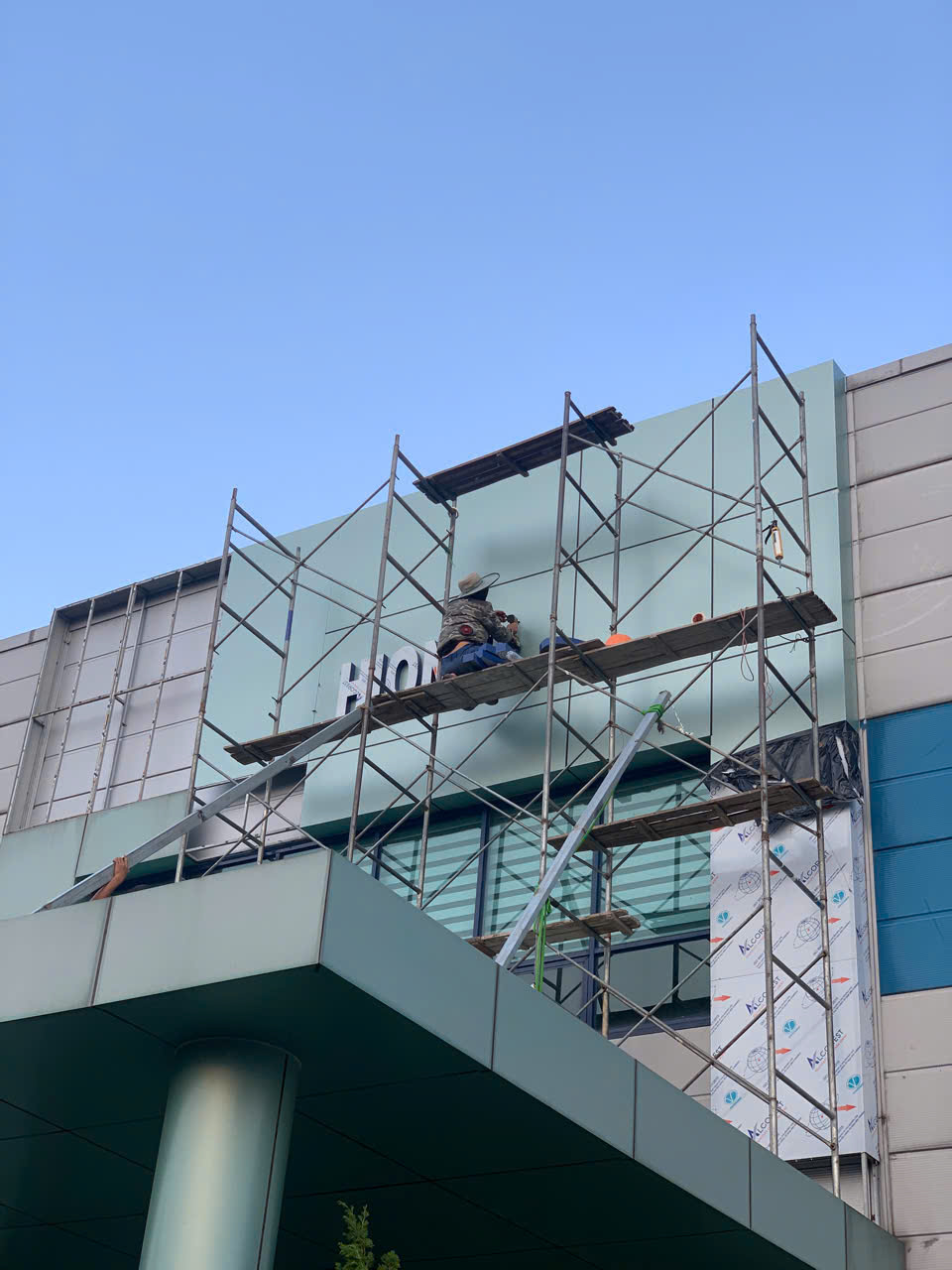 THI CÔNG ỐP ALU MẶT TIỀN CÔNG TY 