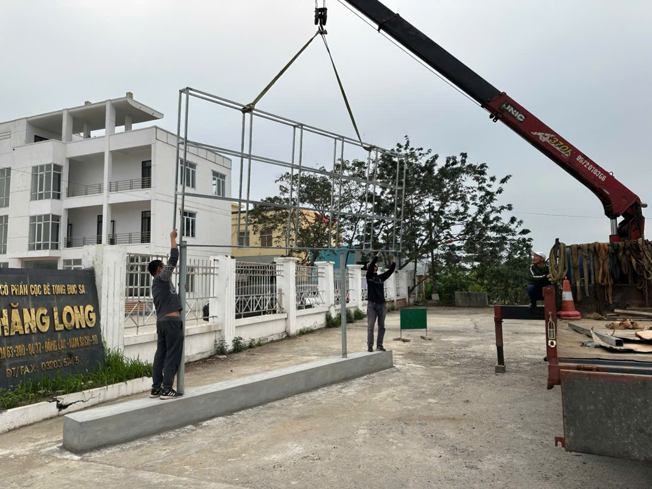CẨU BIỂN VÀO VỊ TRÍ TRI CÔNG 