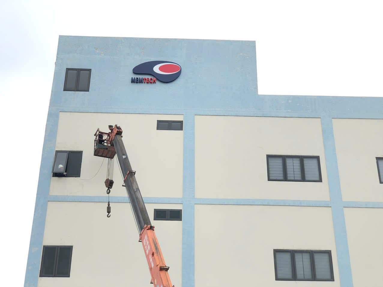 THI CÔNG LẮP ĐẶT LÔ GÔ CÔNG TY 
