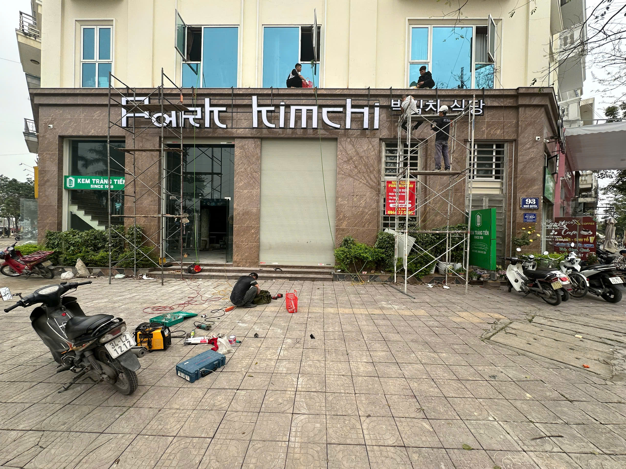 THI  CÔNG BIỂN QUẢNG CÁO MẶT TIỀN  - KHUNG THÉP HỘP