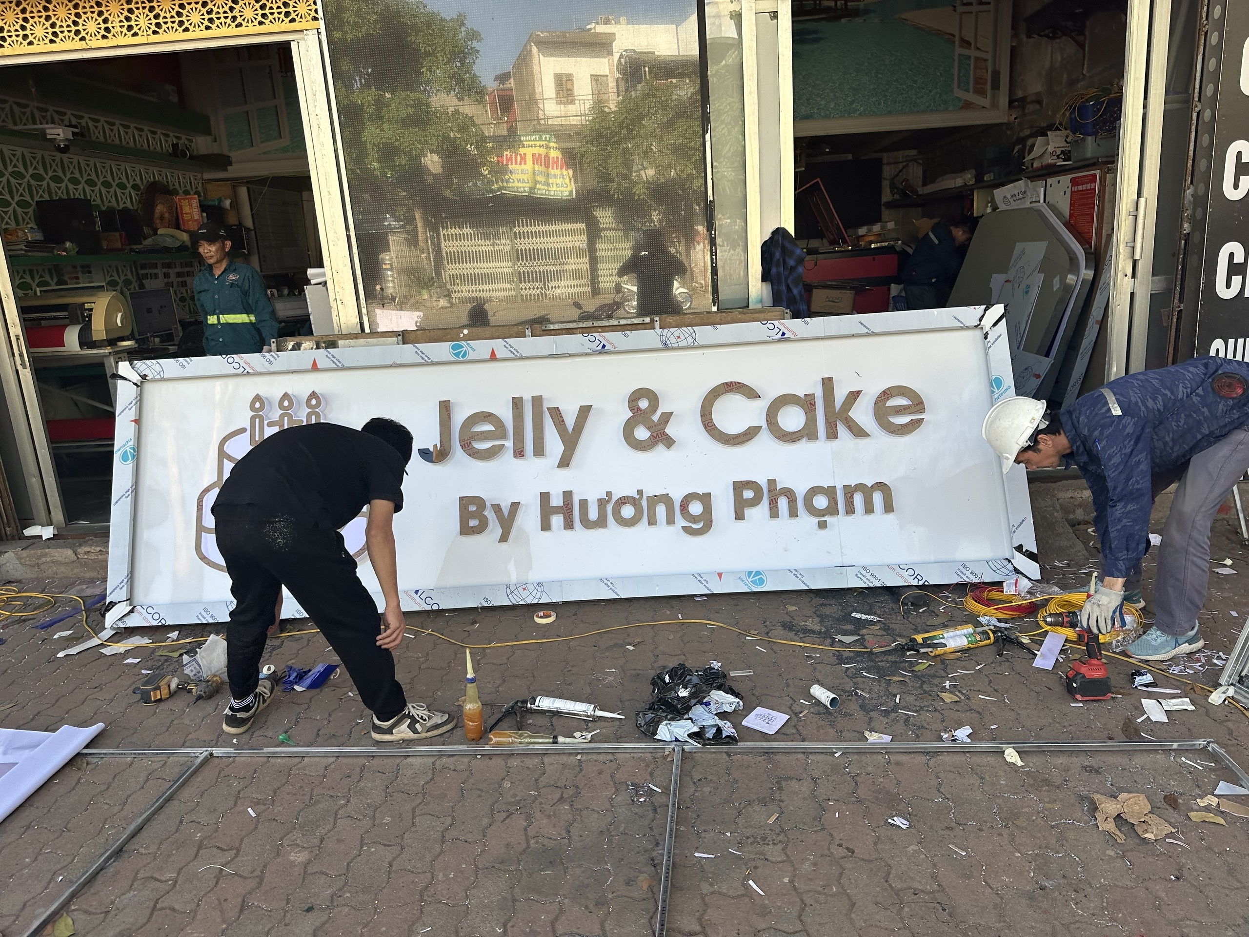 THI CÔNG BIỂN QUẢNG CÁO TẠI XƯỞNG