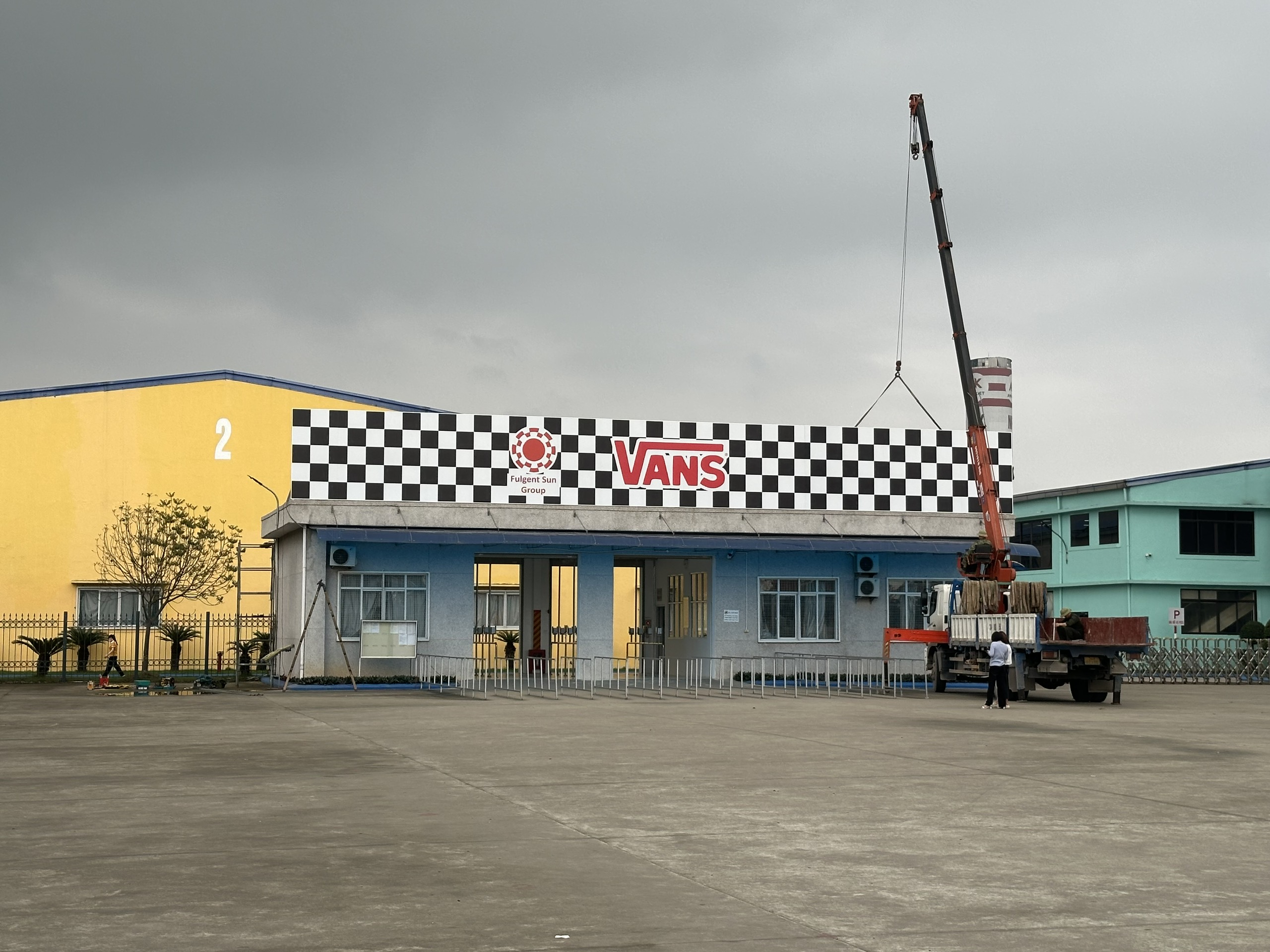 BIỂN QUẢNG CÁO NƯỚC NGOÀI TẠI KHU CÔNG NGHIỆP 