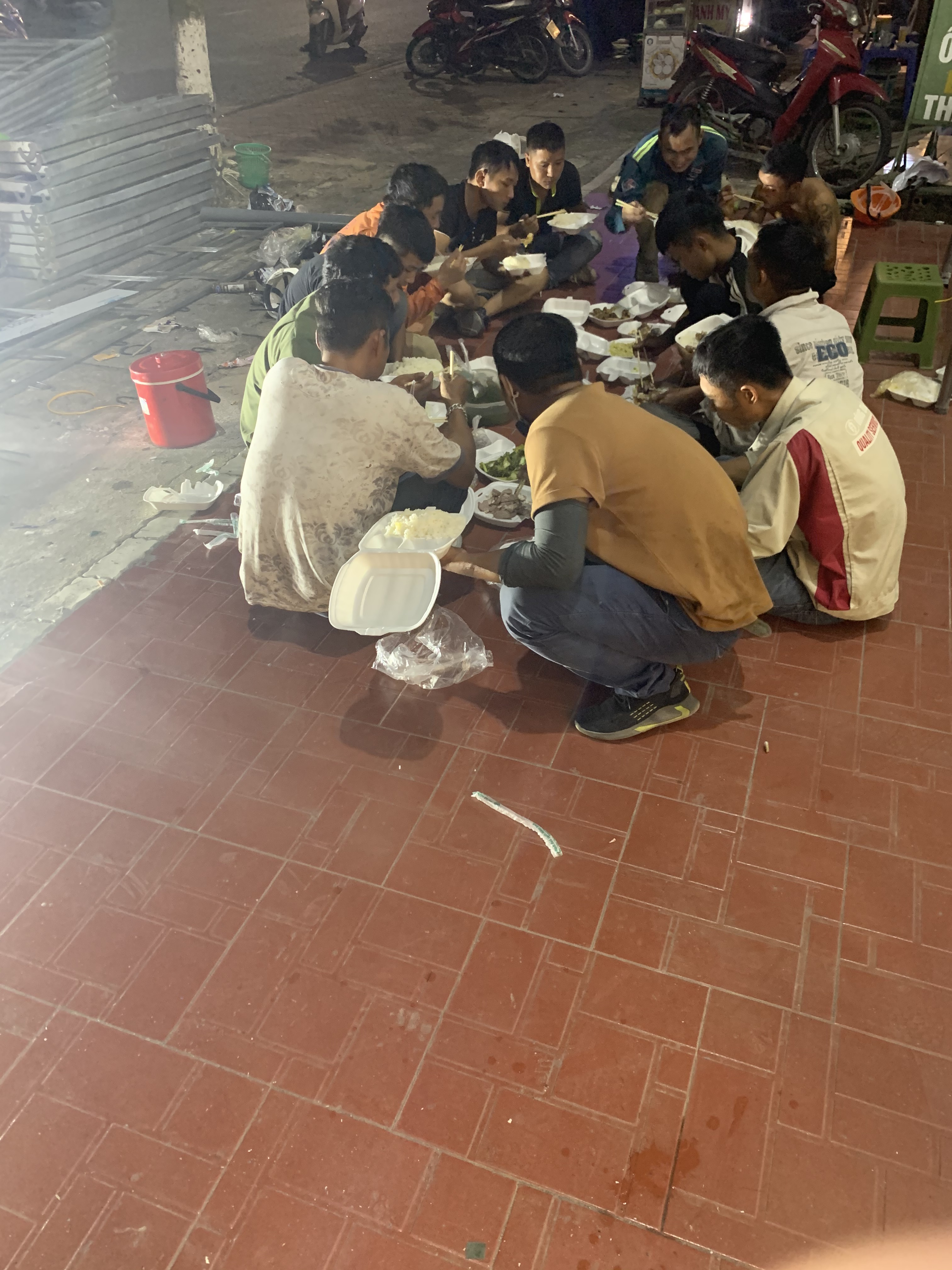 ĐỘI NGŨ THỢ THI CÔNG QUẢNG CÁO CHUYÊN NGHIỆP