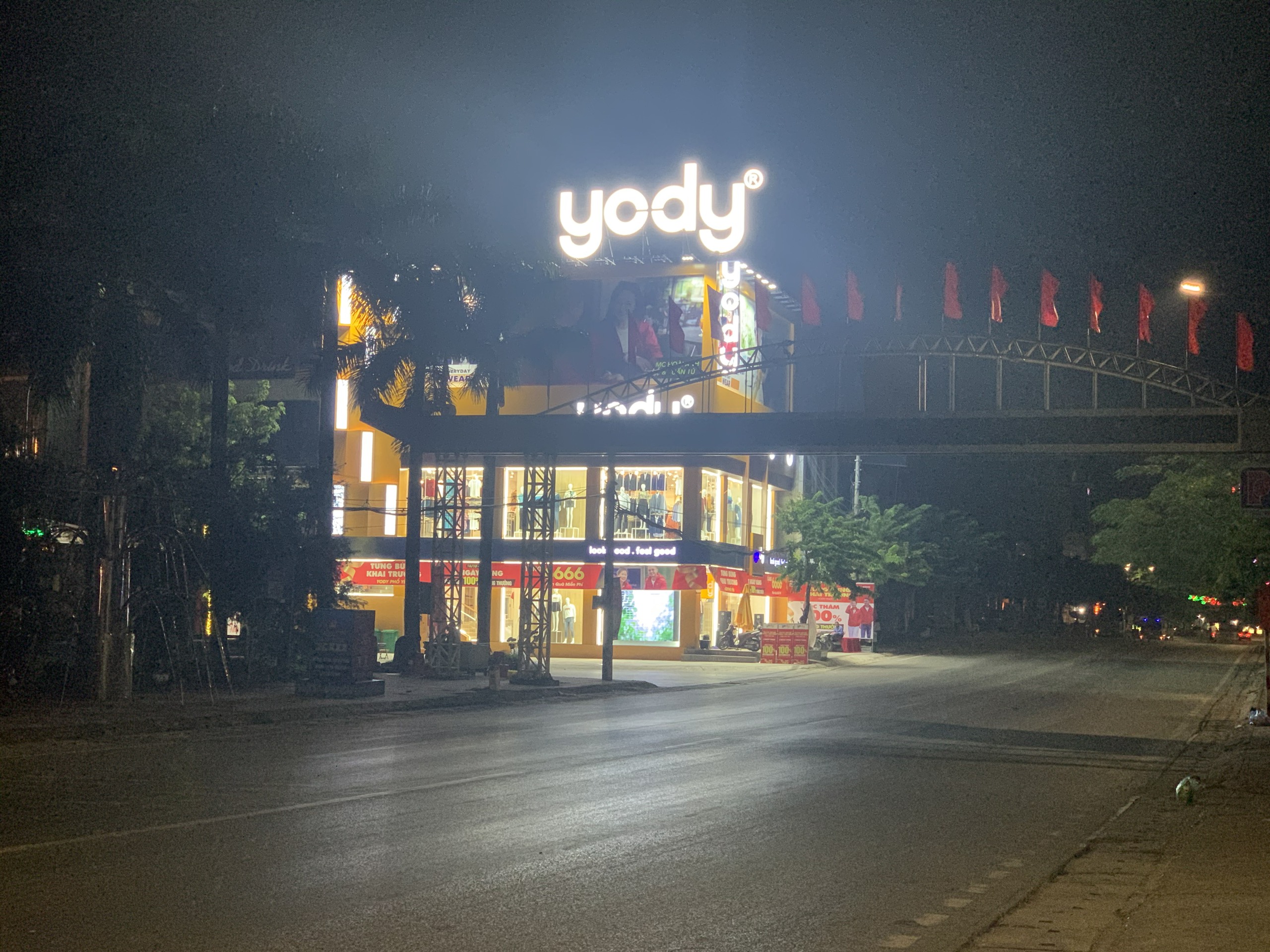 Thi công chữ nổi YODY 