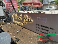 BIỂN QUẢNG CÁO PHUN XĂM CHỮ MICA TRÊN NỀN ALU MÀU