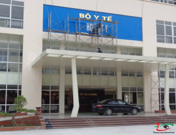 THI CÔNG BIỂN MẶT TIỀN BỆNH VIỆN ĐẠI HỌC Y HẢI DƯƠNG 