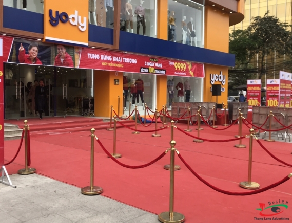 LÀM BIỂN QUẢNG CÁO CHO CHUỖI THỜI TRANG 