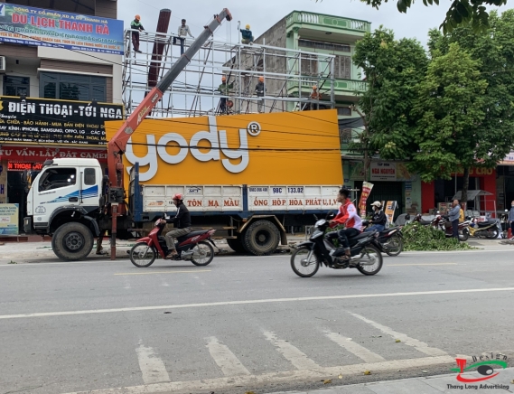 THI CÔNG BIỂN QUẢNG CÁO YODY