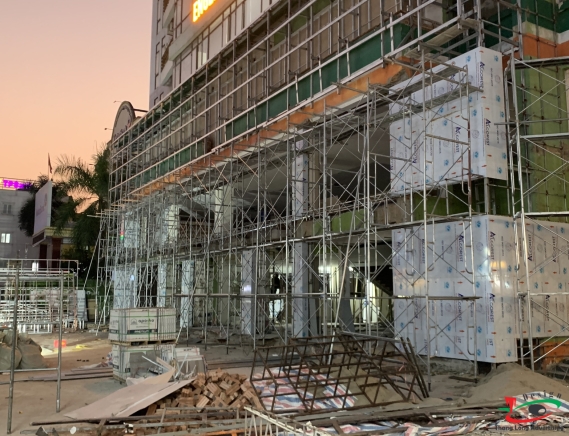 LÀM BIỂN QUẢNG CÁO CHO CHUỖI THỜI TRANG 