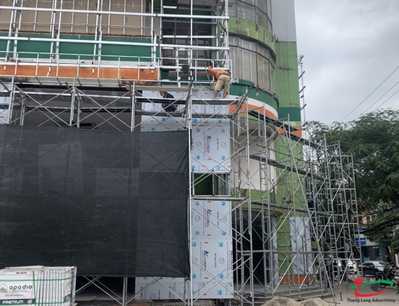 LÀM BIỂN QUẢNG CÁO CHO CHUỖI THỜI TRANG 