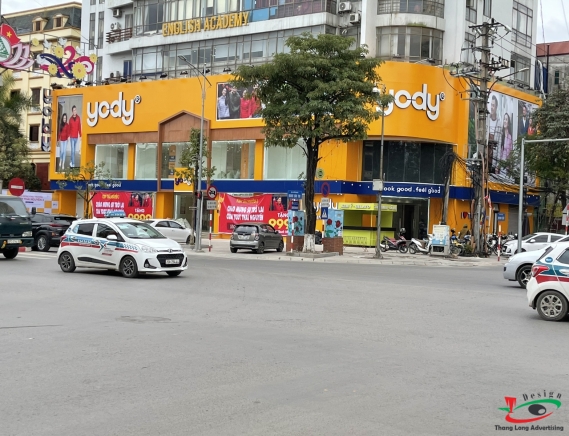 LÀM BIỂN QUẢNG CÁO CHO CHUỖI THỜI TRANG 