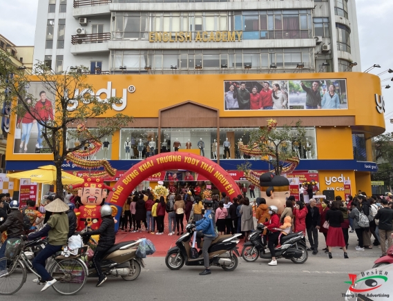 LÀM BIỂN QUẢNG CÁO CHO CHUỖI THỜI TRANG 