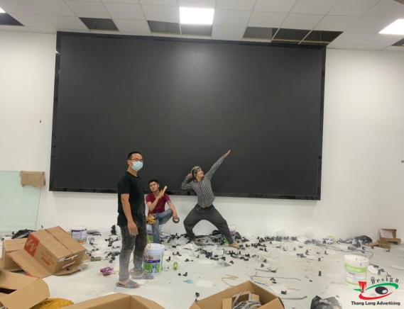 THI CÔNG MÀN HÌNH LED PHÒNG MAKETING 
