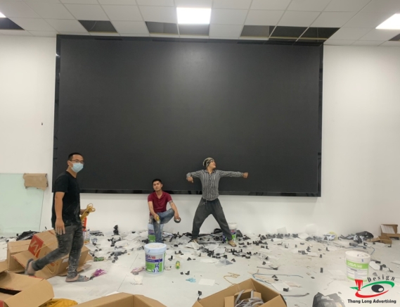 THI CÔNG MÀN HÌNH LED PHÒNG MAKETING 