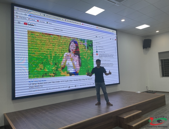 THI CÔNG MÀN HÌNH LED PHÒNG MAKETING 
