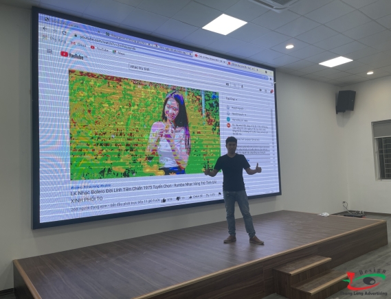 THI CÔNG MÀN HÌNH LED PHÒNG MAKETING 