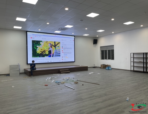 THI CÔNG MÀN HÌNH LED PHÒNG MAKETING 