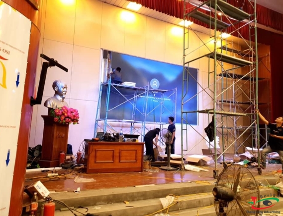 THI CÔNG MÀN HÌNH LED PHÒNG MAKETING 