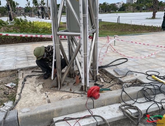 TRANG TRÍ CỘT ĐÈN LED QUẢNG TRƯỜNG